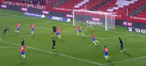 杜兰特远投三分命中，全场欢呼