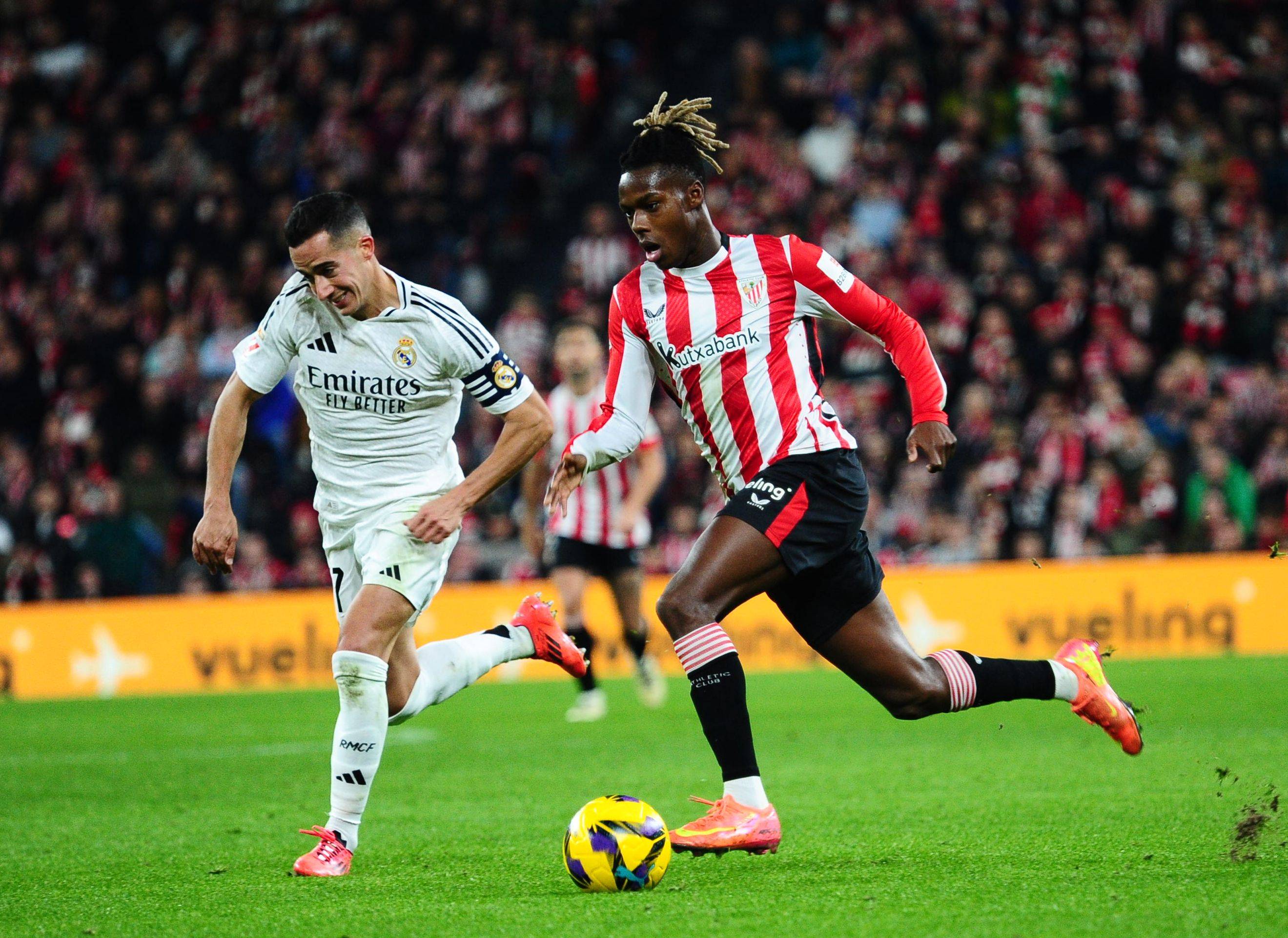 利物浦欲出售左后卫齐米卡斯，因其不愿离开安菲尔德，而其他球员面临竞争。