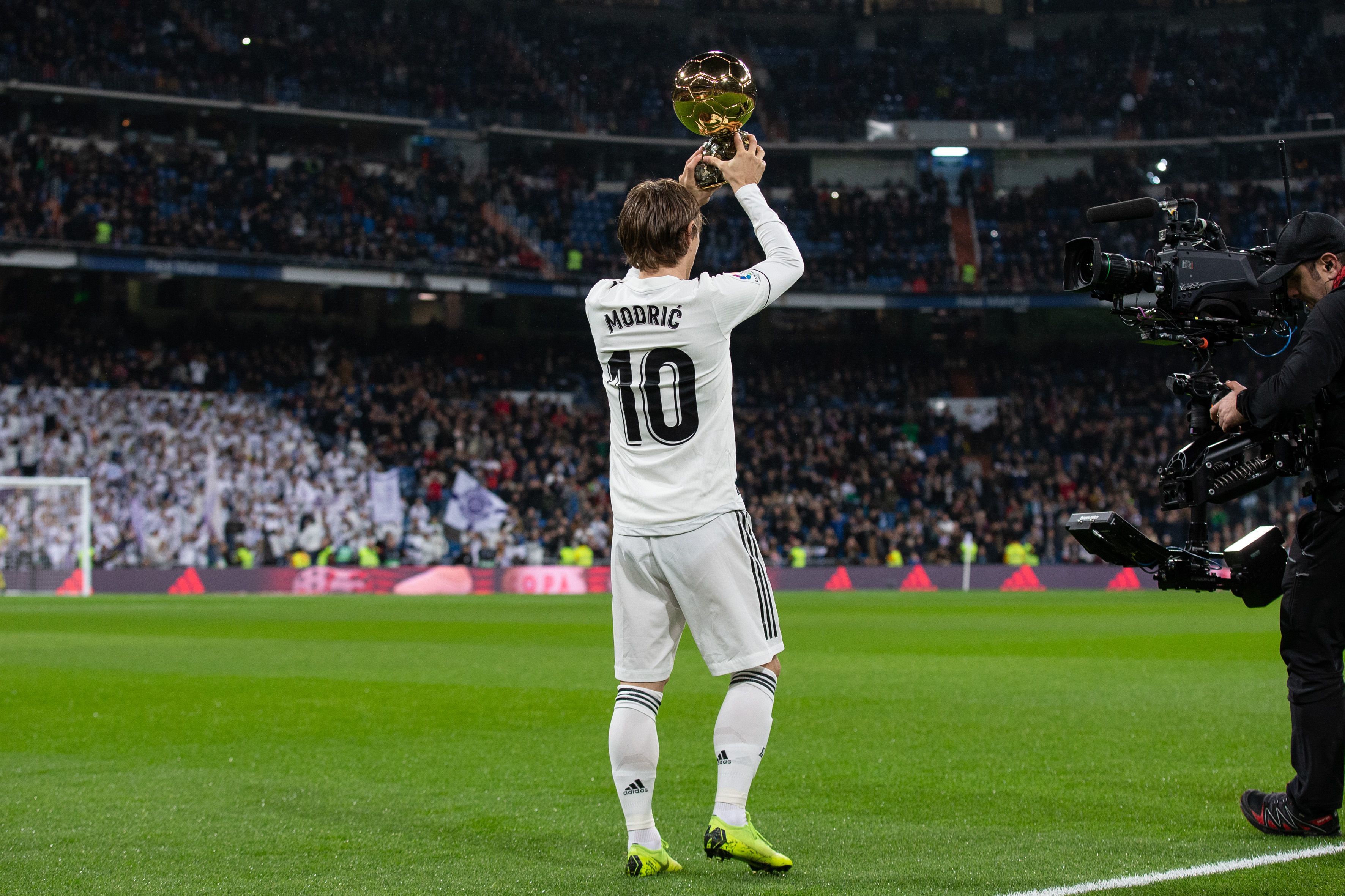 埃芬博格：拜仁前场三人能给卡尔空间，把他与梅西相比没好处