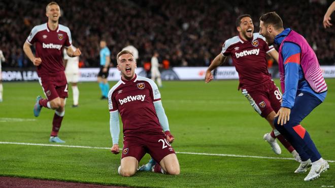 活久见，阿根廷杯决赛独立队主帅用脚绊倒对手拖延时间被罚下